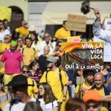 Près de 1000 personnes ont défilé samedi après-midi à Lausanne à l'occasion de la troisième édition de la Mad Pride. KEYSTONE/LAURENT GILLIERON